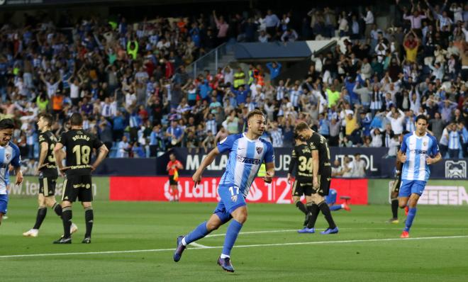 Ontiveros celebra un gol con el Málaga frente al Real Oviedo.