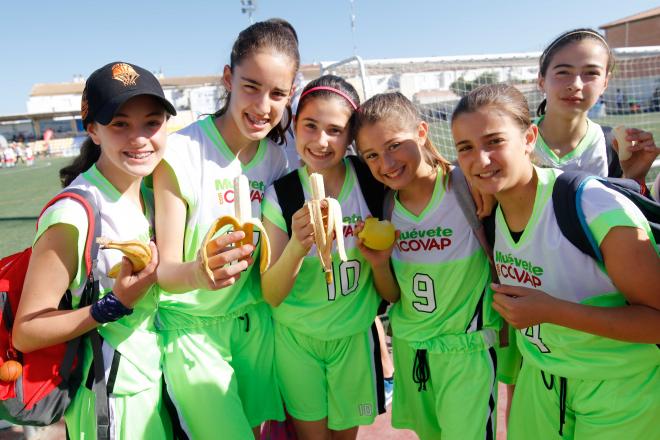 Participantes en la Copa COVAP comiendo frutas ofrecidas por la organizaciÓn.