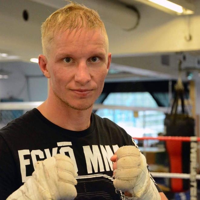 Tuomo Eronen tienen un récord de 21 victorias en 27 combates y registra nueve KO.