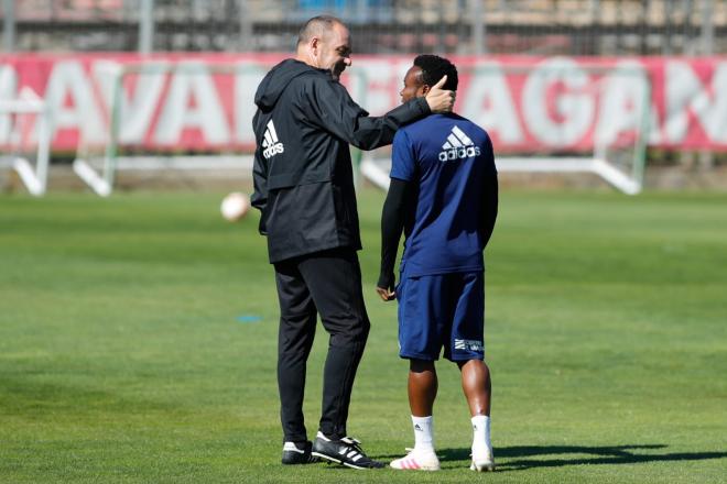 Víctor Fernández conversa con James en un entrenamiento. (Foto: Daniel Marzo).