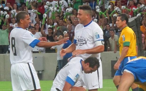 Djalminha y Ronaldo, en un partido (Foto: Janir Junior).