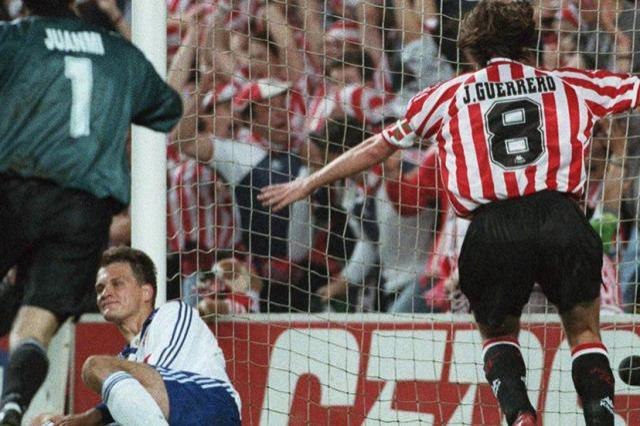 Julen Guerrero celebra el gol de Joseba Etxeberria al Real Zaragoza en San Mamés aquel 15 de mayo de 1998 (Foto: EFE).