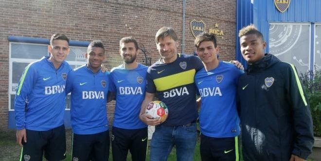 Nikolaj Coster-Waldau posa con varios jugadores de Boca Juniors.