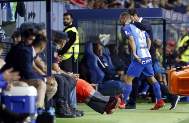 Víctor consuela a Keidi Bare tras su expulsión (Foto: Málaga CF).