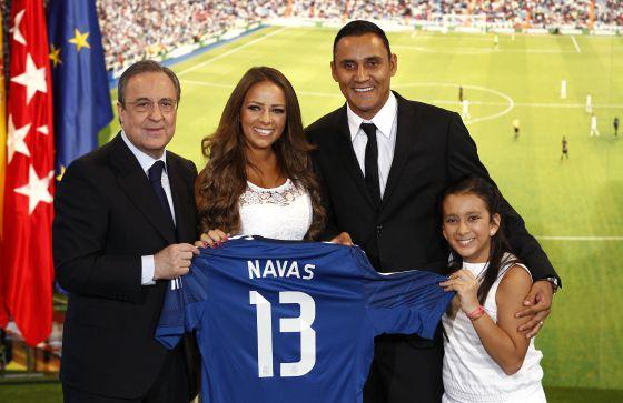 Keylor Navas, junto a su mujer y su hija en su presentación.