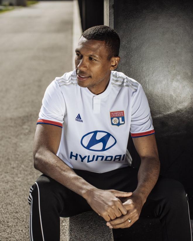 La camiseta local del Olympique de Lyon para la 19/20.