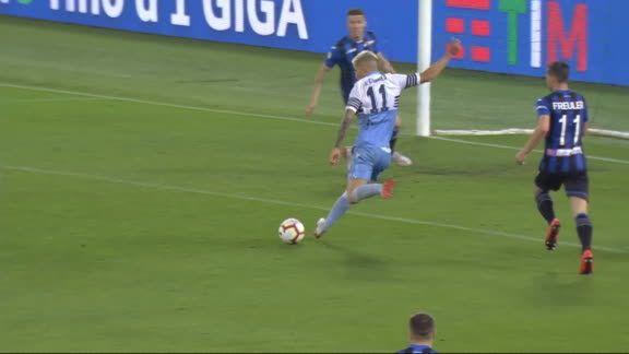 Correa chuta para marcar el 2-0 de la Lazio.