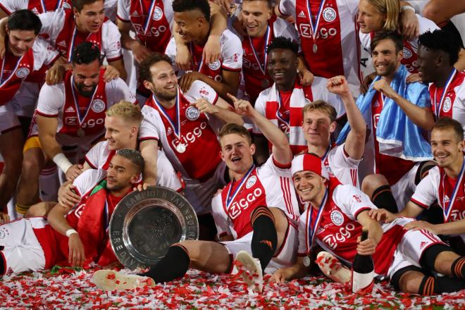 Los jugadores del Ajax celebran la Eredivisie.