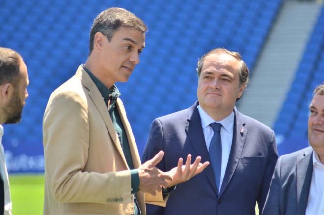 Pedro Sánchez, en su visita a Anoeta junto a Jokin Aperribay, tras la consecución de la Copa de la Reina. (Foto: Giovanni Batista)