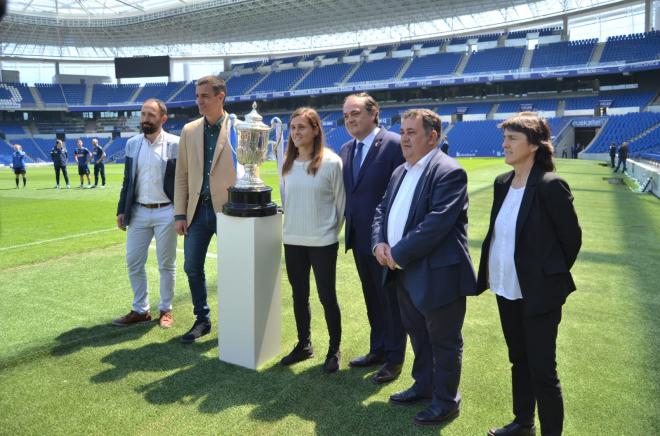 Pedro Sánchez posa con Sandra Ramajo y Aperribay, entre otros, con la Copa de la Reina (Foto: Giovanni Batista).