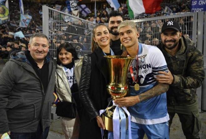 Desiré Cordero y su novio Joaquín Correa posan con su familia y amigos tras ganar la Copa de Italia (Fotos: Instagram @desirecordero).