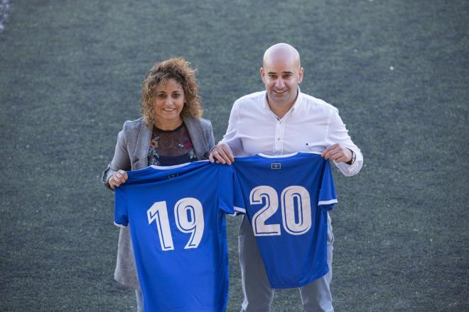 Arboleya y Beatriz Álvarez posando con las camisetas del Real Oviedo (Foto: ROV).