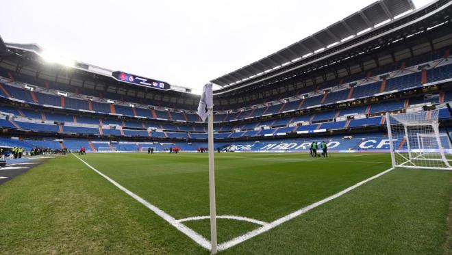 Estadio de fútbol Santiago Bernabéu sin público, propiedad del Real Madrid.