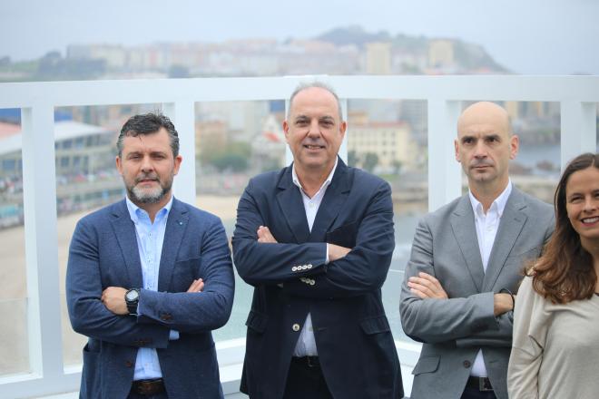 Jesús Martínez Loira, con el equipo que presentará a las 'elecciones' (Foto: Iris Miquel).