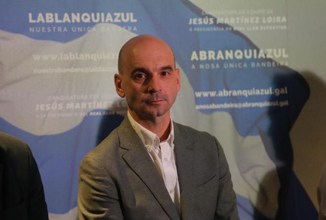 Jesús Martínez Loira, con el equipo que presentará a las 'elecciones' (Foto: Iris Miquel).
