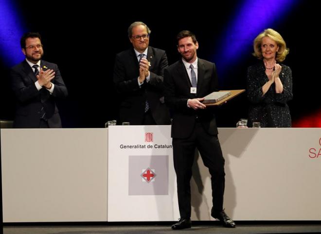 Leo Messi recibe la Creu de Sant Jordi (Foto: EFE).