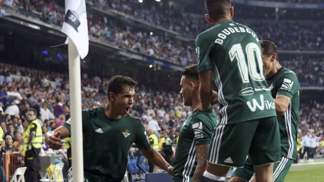 Los jugadores del Betis celebran el gol del triunfo en el Bernabéu.