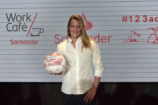 Mireia Belmonte, con el balón solidario de Santander.