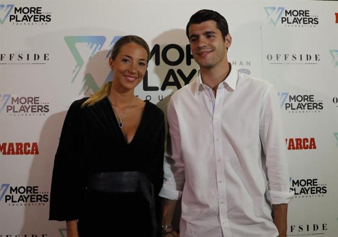 Álvaro Morata y su mujer Alice Campello posan a su llegada a la presentación de 'More than players Foundation' (Foto: EFE).