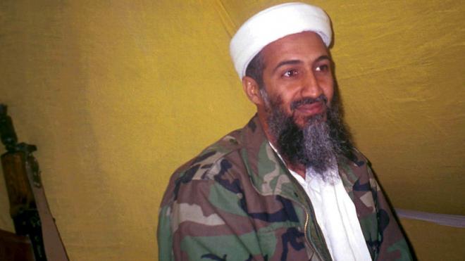 Osama bin Laden, en la cueva donde permanecía escondido.