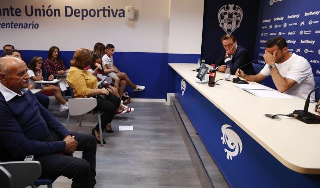 Pedro López lee el comunicado ante la mirada de una repleta sala de prensa.