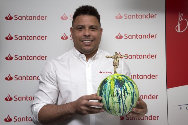 Ronaldo, con el balón solidario de Santander.