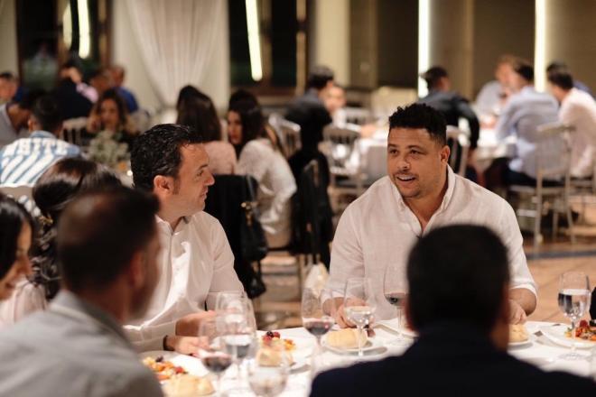 Sergio y Ronaldo hablan en la cena fin de temporada 2018/2019 (Foto: Real Valladolid).