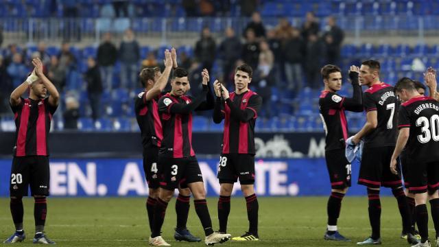 Varios jugadores del Reus aplauden tras ganar en La Rosaleda (Foto: LaLiga).