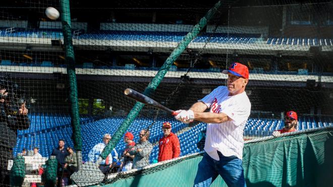 Bruce Willis, en su visita a los Philadelphia Phillies (Foto: @Phillies).