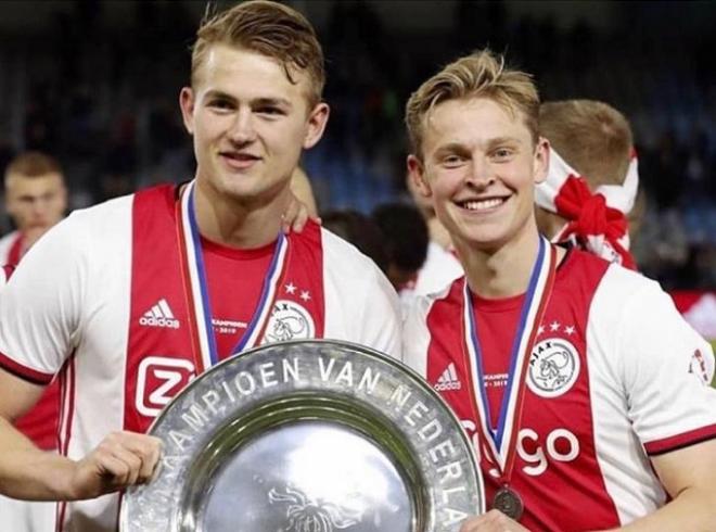 Celebración de De Jong y De Ligt del título de la Eredivisie.