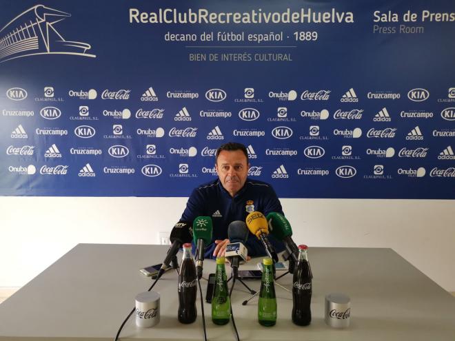 José María Salmerón en sala de prensa. (@recreoficial)