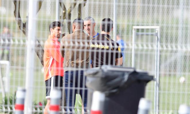 Baptista charla con Jesús Navas y Antonio Álvarez antes del entrenamiento (Foto: Kiko Hurtado).