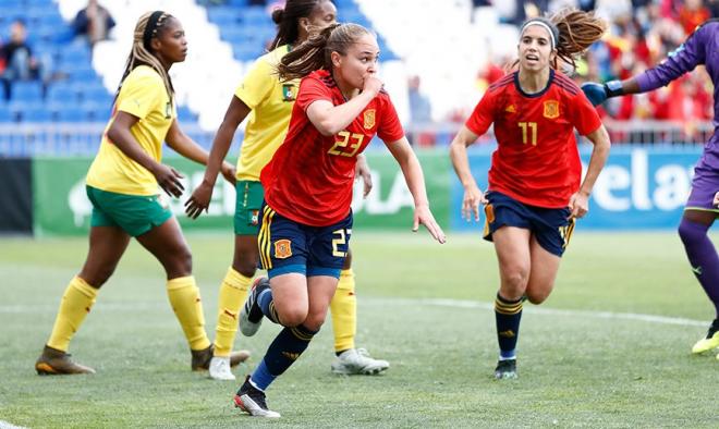 Irene, del Betis Féminas, celebrando un gol con la selección.