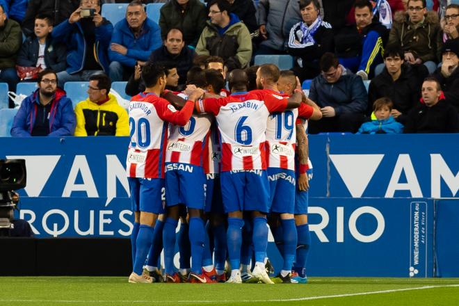 Los jugadores del Sporting celebran uno de los tantos en Zaragoza (Foto: Dani Marzo).