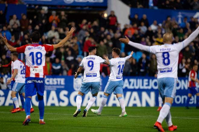 Los jugadores zaragocistas celebran un gol (Foto: Dani Marzo).