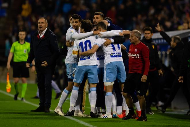 Jugadores del Real Zaragoza celebran un tanto (Foto: Daniel Marzo).