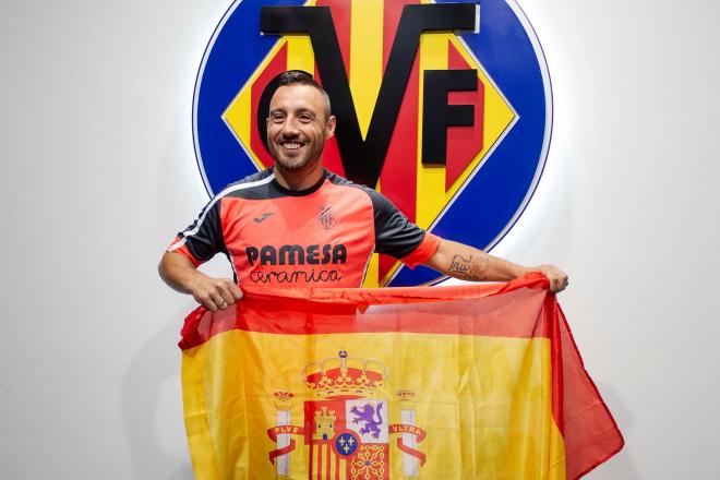 Cazorla posa con una bandera de España. (Foto: EFE)
