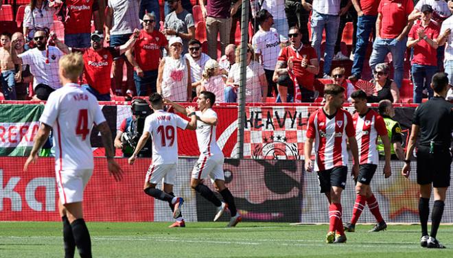 Los jugadores del Sevilla celebran el gol de Ben Yedder ante el lamento de Yeray y Capa.