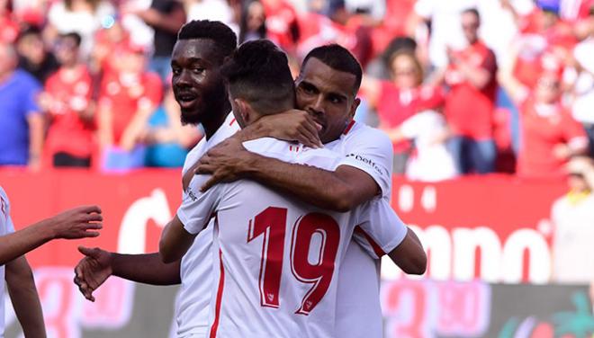 Mercado abraza a Munir tras su gol al Athletic (Foto: Kiko Hurtado).