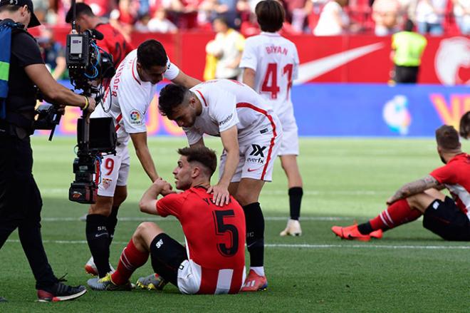 Los jugadores del Sevilla consuelan a Yeray tras el 2-0 en el Pizjuán (Foto: Kiko Hurtado).