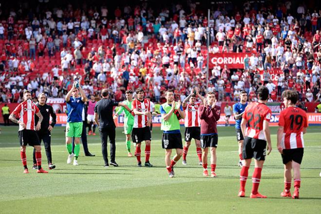 El Athletic se despide de sus aficionados en Sevilla (Foto: Kiko Hurtado).