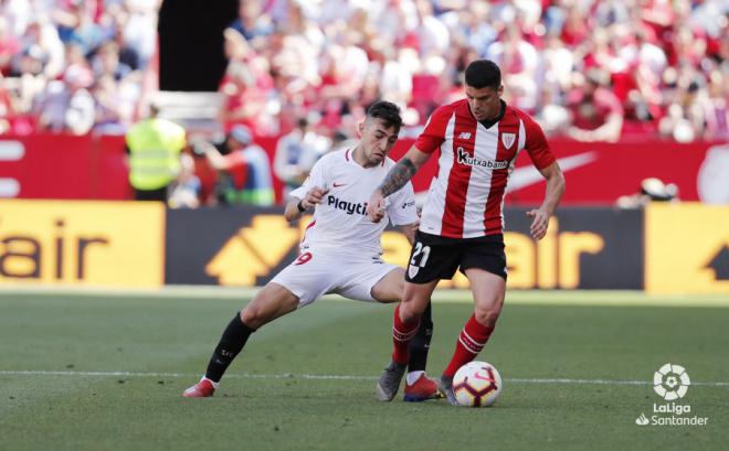 Ander Capa pugna por un balón con Munir en el último Sevilla-Athletic Club (Foto: LaLiga).