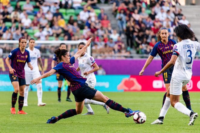Las jugadoras del Barça disputan un balón en la final de la Champions League femenina.
