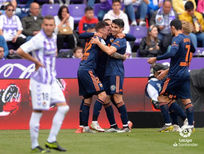 Antoñito Regal, en segundo plano, tras el gol de Carlos Soler en Valladolid (Foto: LaLiga).