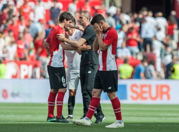 Gaizka Garitano consuela a sus jugadores, que no pueden reprimir las lágrimas tras la derrota ante el Sevilla en el Sánchez-Pizjuán (Foto: LaLiga).