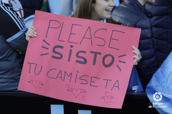 Una niña le pide a Pione Sisto su camiseta antes del Celta-Rayo en Balaídos (Foto: LaLiga).