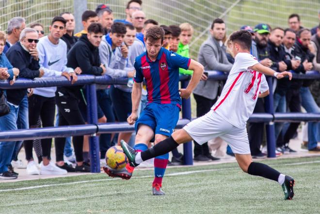 Una jugada del partido entre el Levante y el Sevilla de juveniles (Foto: Levante UD).