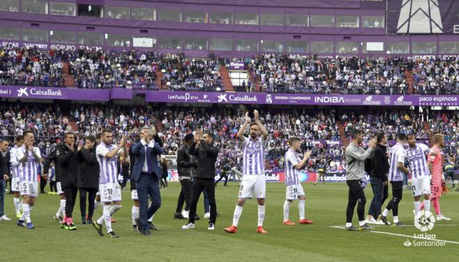 Los jugadores del Pucela despiden con aplausos a la afición (Foto: LaLiga).