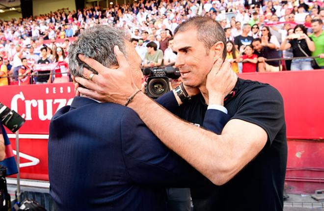 Caparrós y Garitano se saludan antes del fatídico Sevilla-Athletic del Pizjuán (Foto: Kiko Hurtado).