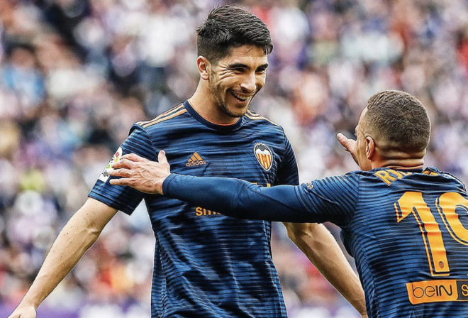 Soler celebra un gol junto a Rodrigo. (Foto: Valencia CF)